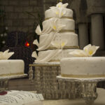 Bienvenue dans le guide ultime pour choisir le gâteau de mariage de vos rêves ! Le gâteau de mariage est une pièce maîtresse incontournable de toute célébration nuptiale. Il symbolise l'amour et la connexion entre les mariés, tout en régalant les papilles des invités. Cependant, trouver le gâteau de mariage parfait peut être un défi, car il existe une infinité de styles, de saveurs et de designs parmi lesquels choisir. Dans cet article, nous vous guiderons pas à pas pour vous aider à sélectionner le gâteau de mariage qui correspondra le mieux à vos goûts et à l'esthétique de votre mariage. Nous aborderons des sujets tels que les différentes formes et tailles de gâteaux, les tendances actuelles en matière de décoration de gâteaux, les saveurs les plus populaires, et bien plus encore. Que vous préfériez un gâteau traditionnel à plusieurs niveaux ou un dessert créatif et unique, cet article vous donnera les conseils et les astuces nécessaires pour faire le choix parfait. Préparez-vous à succomber à des images alléchantes et à des conseils d'experts, car nous vous aiderons à trouver le gâteau de mariage de vos rêves. Suivez notre guide et préparez-vous à impressionner vos invités avec un gâteau magnifique et délicieux lors de votre grand jour.