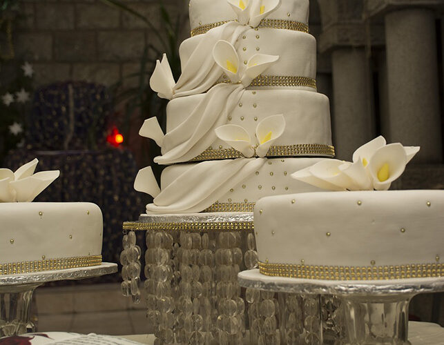 Bienvenue dans le guide ultime pour choisir le gâteau de mariage de vos rêves ! Le gâteau de mariage est une pièce maîtresse incontournable de toute célébration nuptiale. Il symbolise l'amour et la connexion entre les mariés, tout en régalant les papilles des invités. Cependant, trouver le gâteau de mariage parfait peut être un défi, car il existe une infinité de styles, de saveurs et de designs parmi lesquels choisir. Dans cet article, nous vous guiderons pas à pas pour vous aider à sélectionner le gâteau de mariage qui correspondra le mieux à vos goûts et à l'esthétique de votre mariage. Nous aborderons des sujets tels que les différentes formes et tailles de gâteaux, les tendances actuelles en matière de décoration de gâteaux, les saveurs les plus populaires, et bien plus encore. Que vous préfériez un gâteau traditionnel à plusieurs niveaux ou un dessert créatif et unique, cet article vous donnera les conseils et les astuces nécessaires pour faire le choix parfait. Préparez-vous à succomber à des images alléchantes et à des conseils d'experts, car nous vous aiderons à trouver le gâteau de mariage de vos rêves. Suivez notre guide et préparez-vous à impressionner vos invités avec un gâteau magnifique et délicieux lors de votre grand jour.