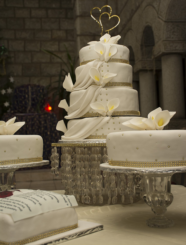 Bienvenue dans le guide ultime pour choisir le gâteau de mariage de vos rêves ! Le gâteau de mariage est une pièce maîtresse incontournable de toute célébration nuptiale. Il symbolise l'amour et la connexion entre les mariés, tout en régalant les papilles des invités. Cependant, trouver le gâteau de mariage parfait peut être un défi, car il existe une infinité de styles, de saveurs et de designs parmi lesquels choisir. Dans cet article, nous vous guiderons pas à pas pour vous aider à sélectionner le gâteau de mariage qui correspondra le mieux à vos goûts et à l'esthétique de votre mariage. Nous aborderons des sujets tels que les différentes formes et tailles de gâteaux, les tendances actuelles en matière de décoration de gâteaux, les saveurs les plus populaires, et bien plus encore. Que vous préfériez un gâteau traditionnel à plusieurs niveaux ou un dessert créatif et unique, cet article vous donnera les conseils et les astuces nécessaires pour faire le choix parfait. Préparez-vous à succomber à des images alléchantes et à des conseils d'experts, car nous vous aiderons à trouver le gâteau de mariage de vos rêves. Suivez notre guide et préparez-vous à impressionner vos invités avec un gâteau magnifique et délicieux lors de votre grand jour.